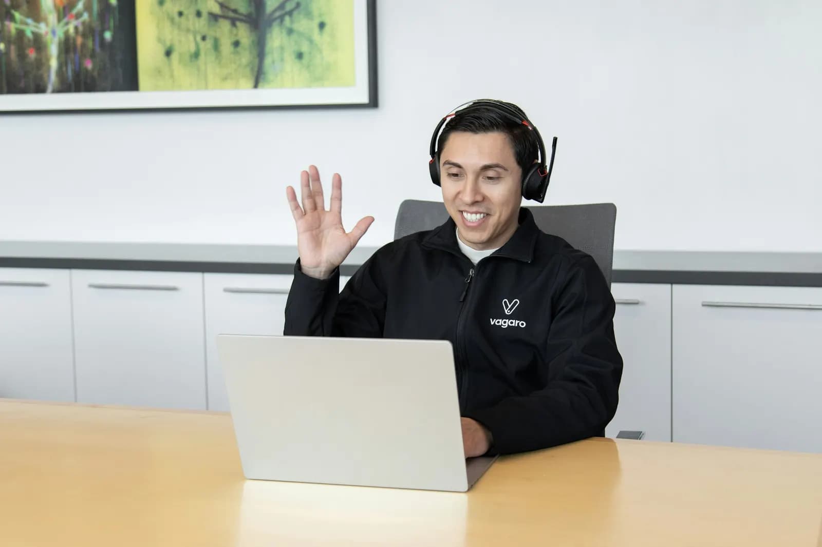 A support agent at work with a customer